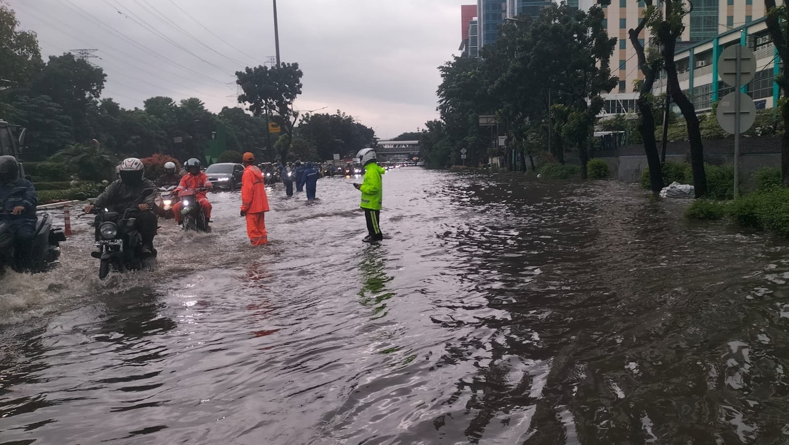 Surya Borneo NEWS : Banjir di Sejumlah Titik Jakarta, Brimob hingga Polair PMJ Dikerahkan